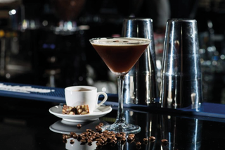 Il binomio alcol e caffè è consolidato, grazie ad una lunga tradizione di bevande che li uniscono in varie tipologie di drink…