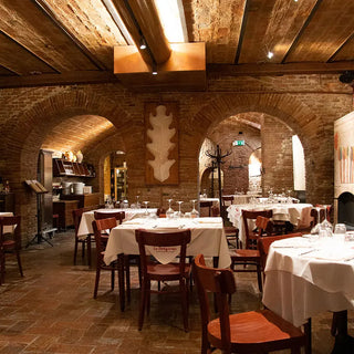 Interior del restaurante Osteria La Sangiovesa en Sant'Arcangelo di Romagna, Italia.
